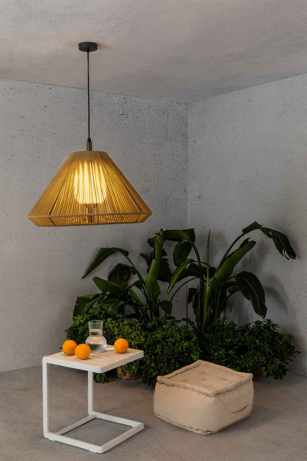 Lámpara colgante SAIGON OUT C70 ocre Cone Cap de FARO en ambiente jardín exterior, diseño minimalista IP44, iluminación Nahtrang luminaria suspensión modelo 71579C-13