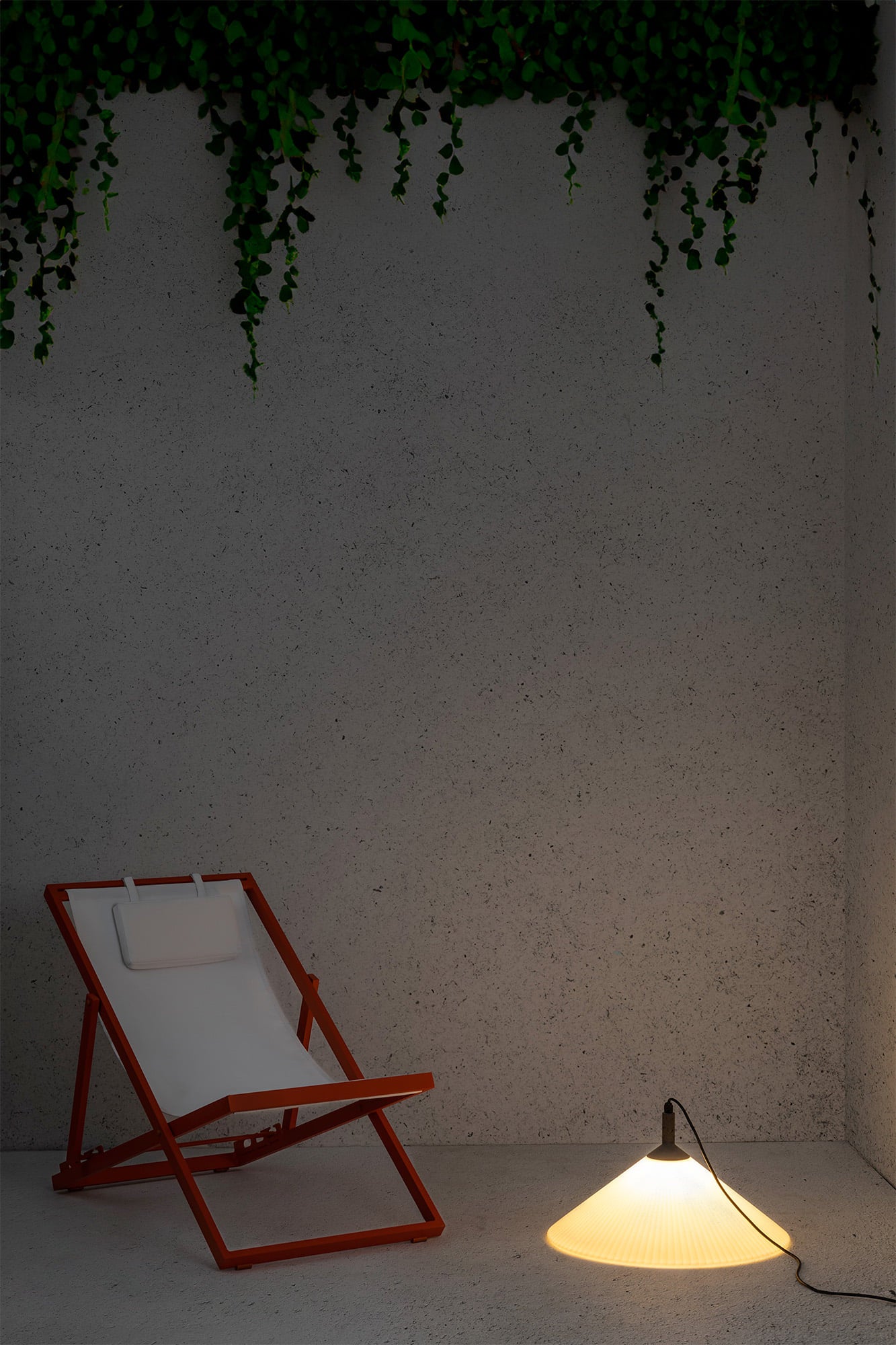 Lámpara portátil y colgante SAIGON OUT R55 gris de FARO en ambiente exterior, diseño minimalista de aluminio IP44 para iluminación jardín