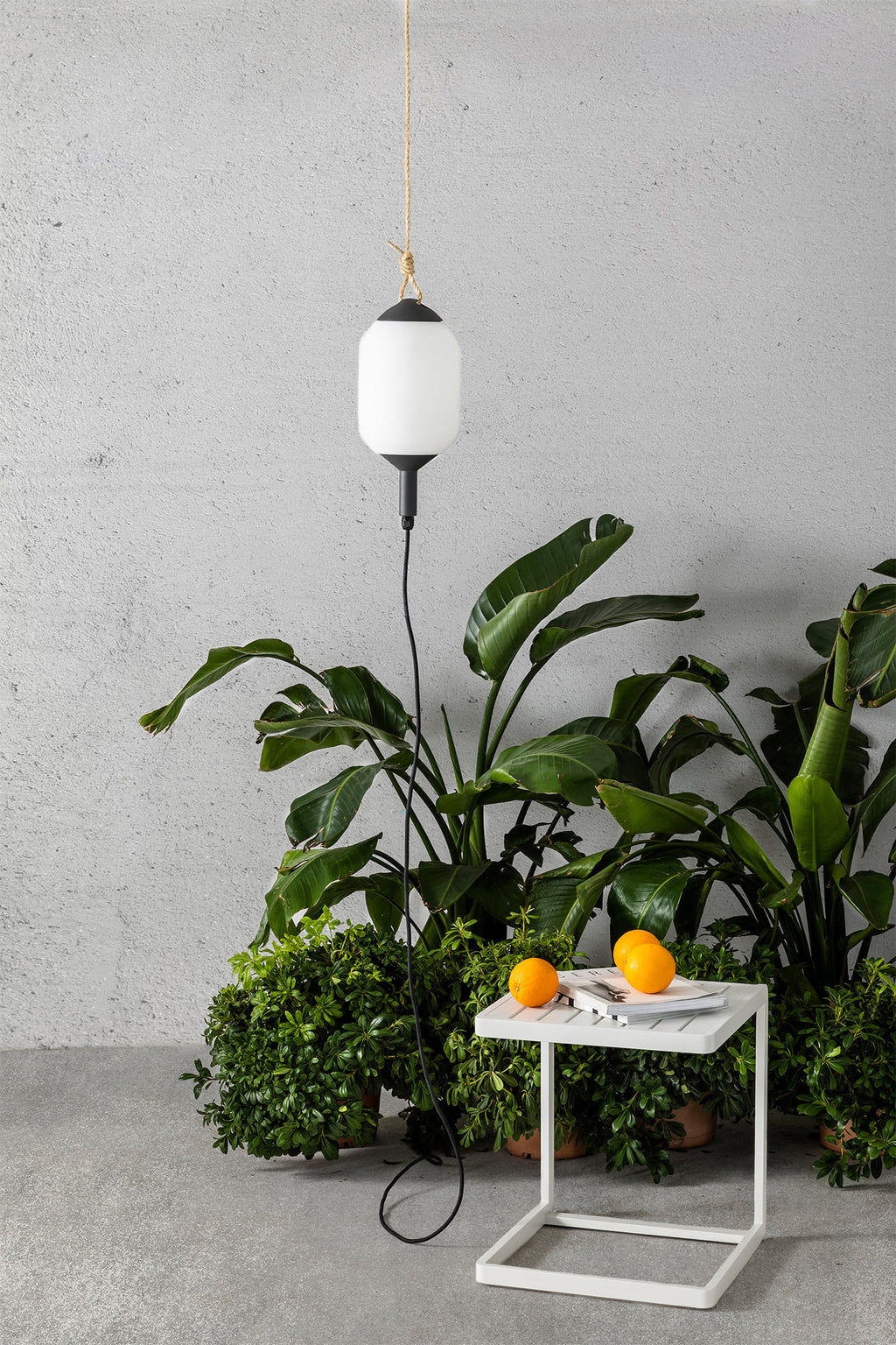 Lámpara portátil colgante SAIGON OUT R17 gris/blanco de FARO en ambiente de jardín o terraza, iluminación exterior IP65 aluminio para exteriores con casquillo E27 LED