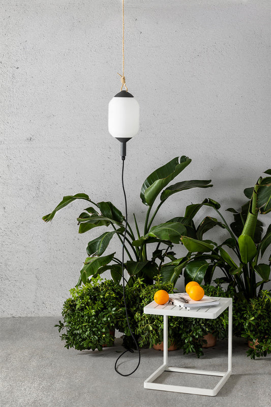 Lámpara portátil colgante SAIGON OUT R17 gris/blanco de FARO en ambiente de jardín o terraza, iluminación exterior IP65 aluminio para exteriores con casquillo E27 LED