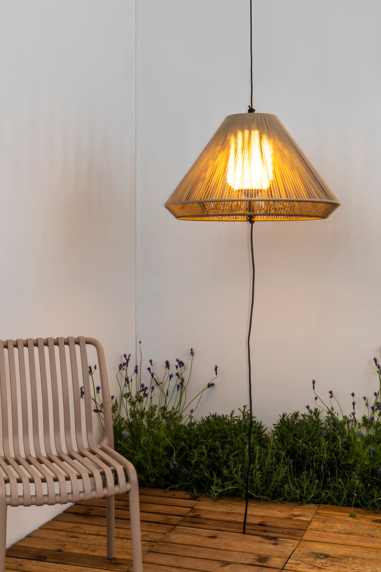 Lámpara portátil colgante SAIGON OUT C70 en gris y beige de FARO (71584-09), iluminando jardín o terraza exterior con diseño en aluminio para iluminación colgante exterior.