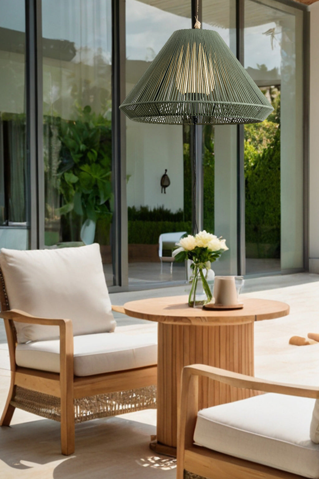 Lámpara portátil colgante SAIGON OUT C70 verde oliva en ambiente de jardín terraza, iluminación exterior FARO IP65 diseño Nahtrang