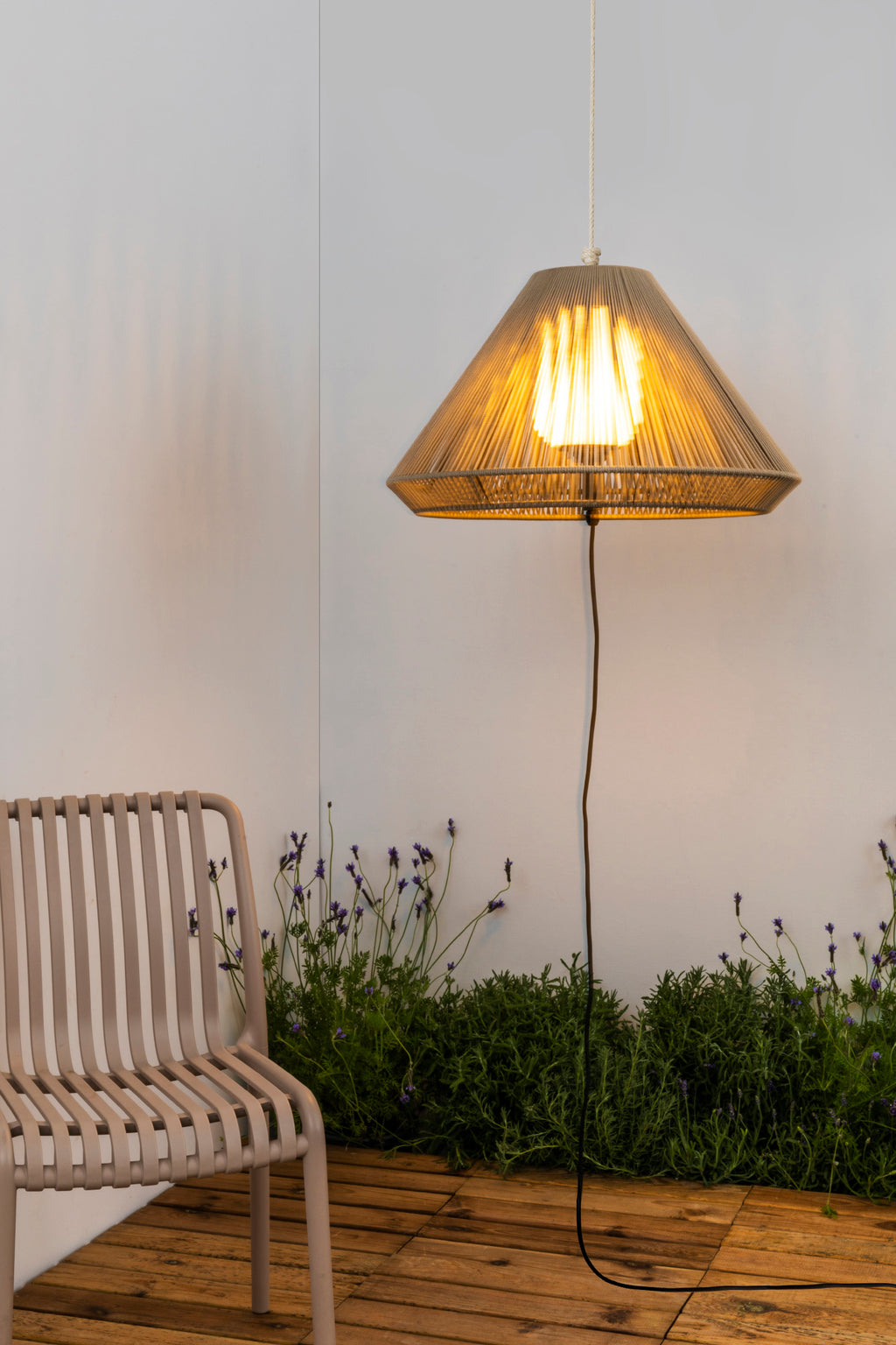 Lámpara portátil colgante SAIGON OUT C70 ocre de FARO en ambiente exterior de jardín, diseño minimalista en aluminio y poliéster para iluminación colgante exterior, luminaria suspensión 71584-13.