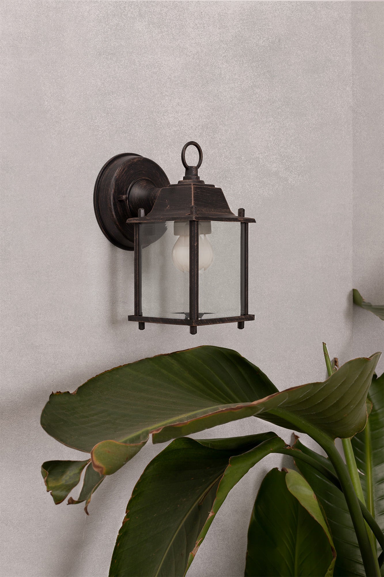 Lámpara de pared DADO marrón exterior FARO 71606 en ambiente de jardín, diseño clásico de acero y cristal para terraza, iluminación superficial duradera