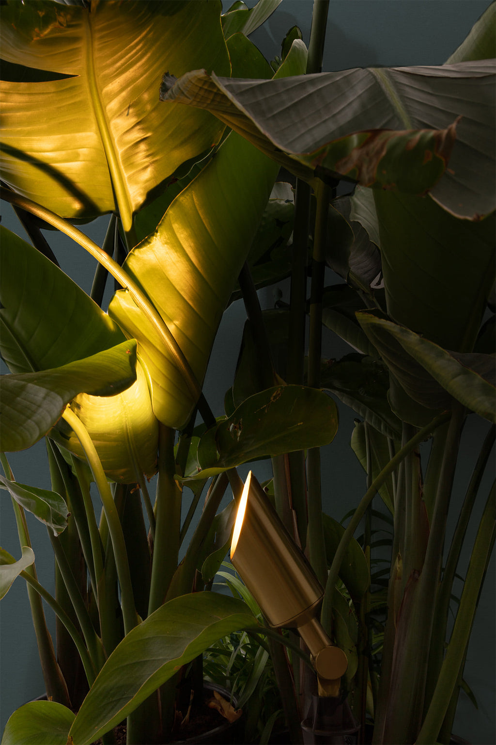 Estaca luminaria exterior ANDY en oro satinado, modelo FARO serie 71613, instalada en jardín para decoración, fabricada en acero con IP65 y bombilla GU10 LED