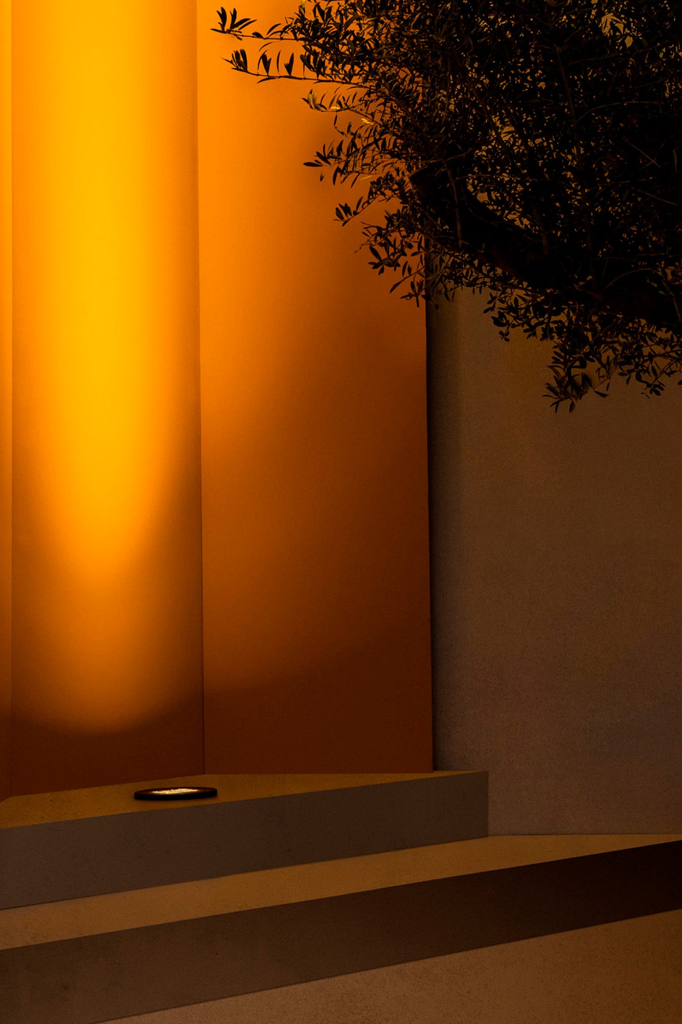 Luminaria empotrable TRAS 25L negra 40º FARO serie 71717 en jardín exterior, iluminación LED SMD IP67 para suelos y señalización