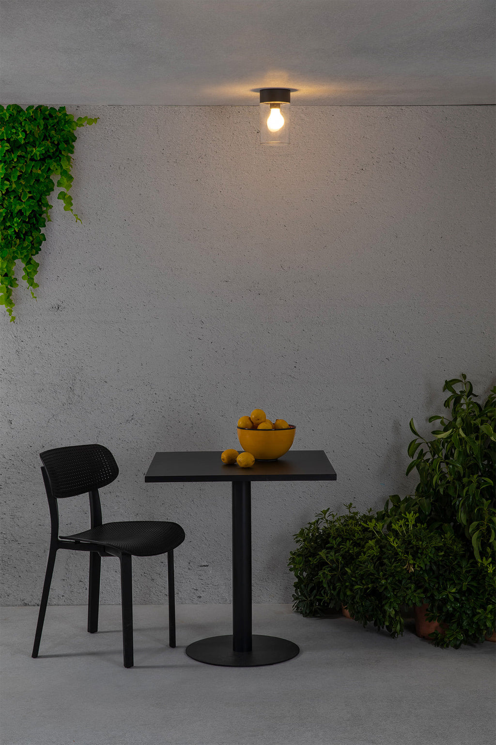 Plafon KILA 200 Gris Oscuro FARO 71740 en ambiente exterior: luminaria de superficie en aluminio y cristal para terrazas y porches, iluminando porche con diseño moderno.