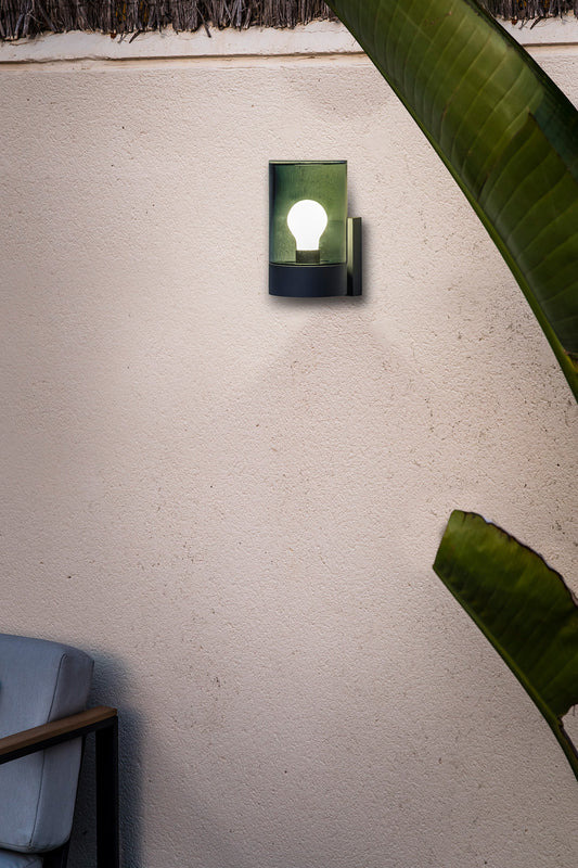 Aplique de pared exterior KILA en gris ahumado de FARO modelo 71744, luminaria de aluminio y cristal IP65 para iluminación exterior en porche o terraza