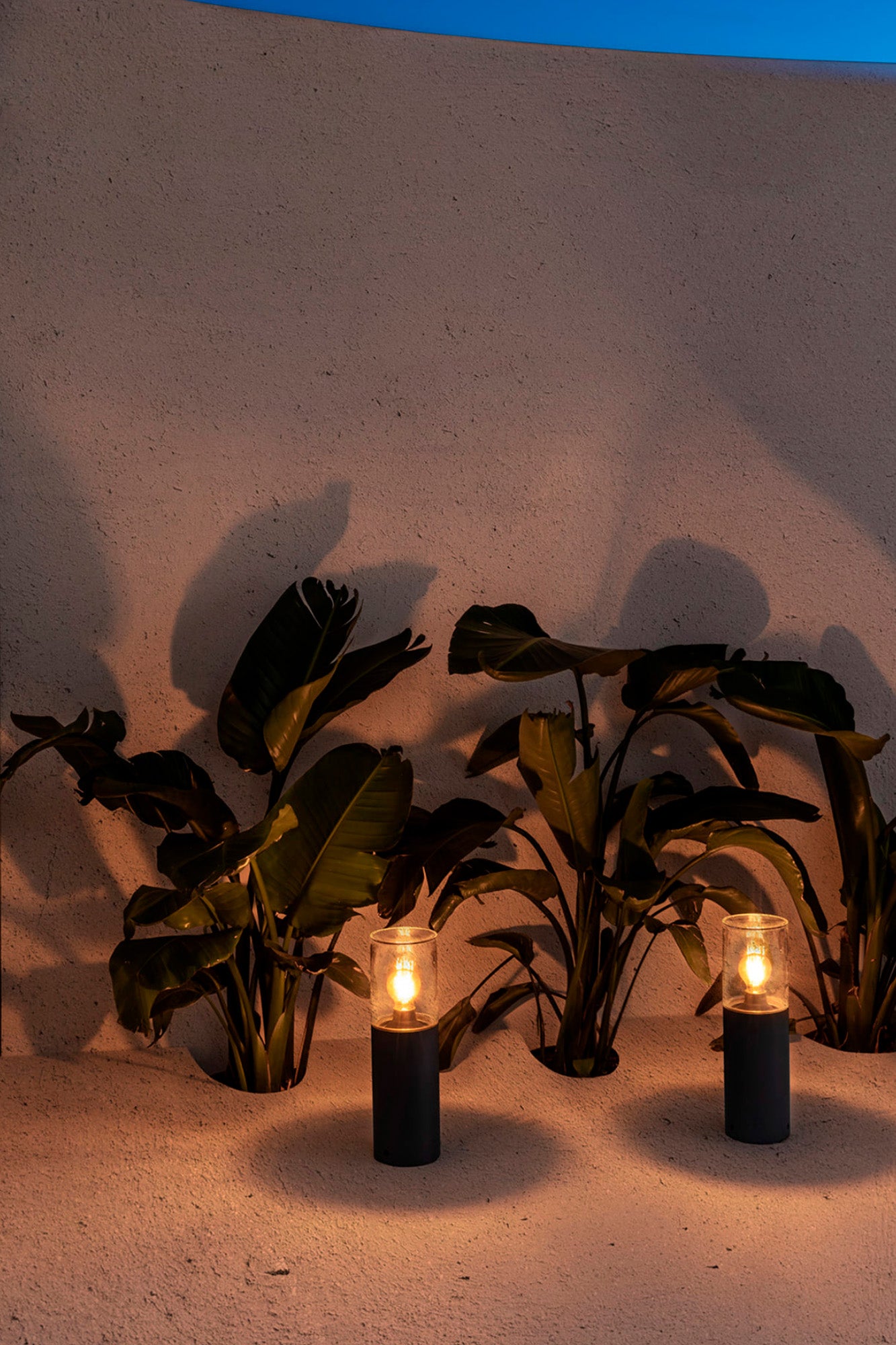 Baliza exterior KILA 400 en gris oscuro iluminando jardín o terraza, luminaria FARO de superficie en aluminio y cristal, modelo 71746