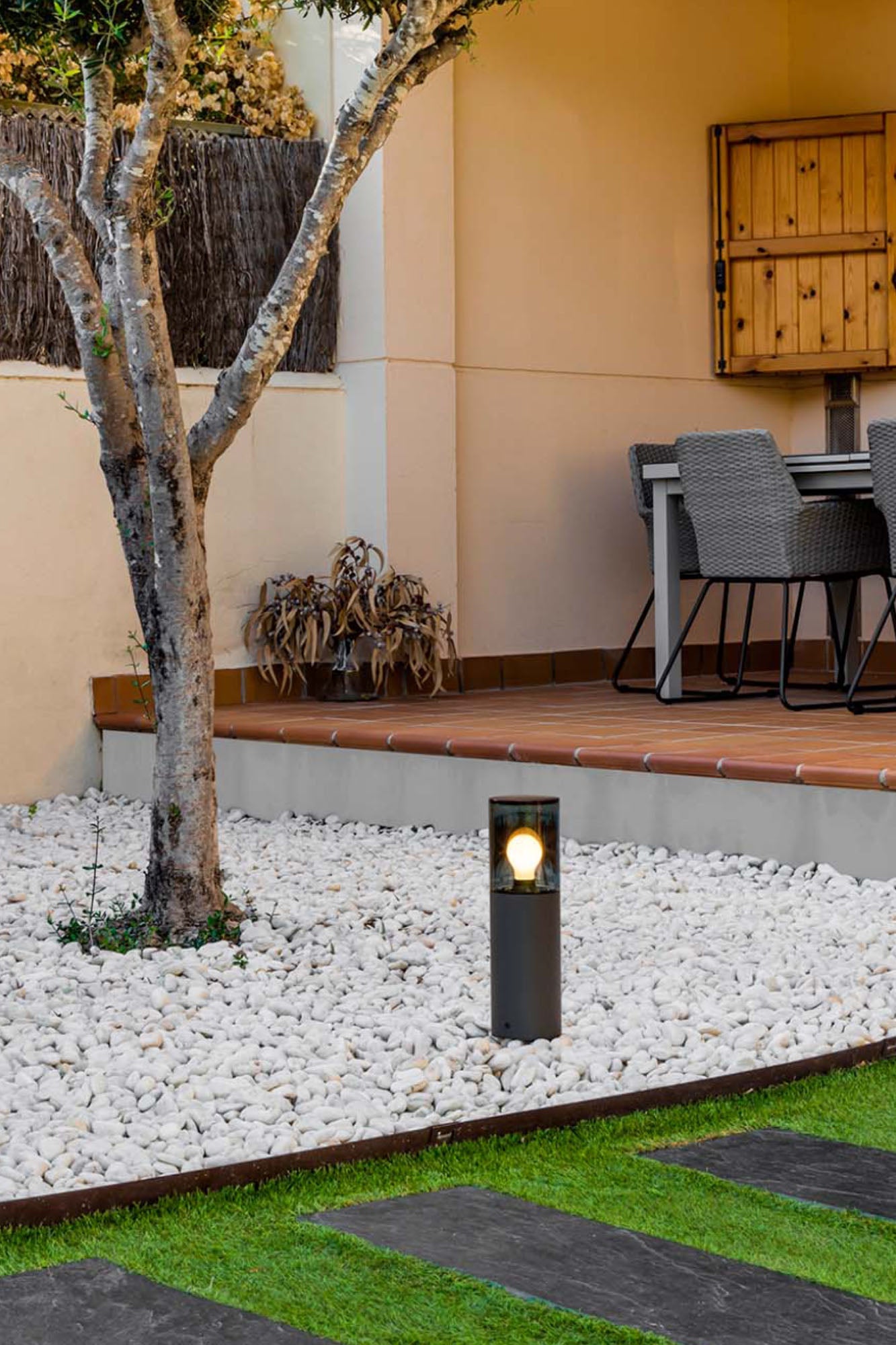 Baliza exterior KILA 400 gris ahumado en ambiente de jardín, luminaria FARO de aluminio y cristal con LED E27 para terraza y superficie exterior, modelo 71747