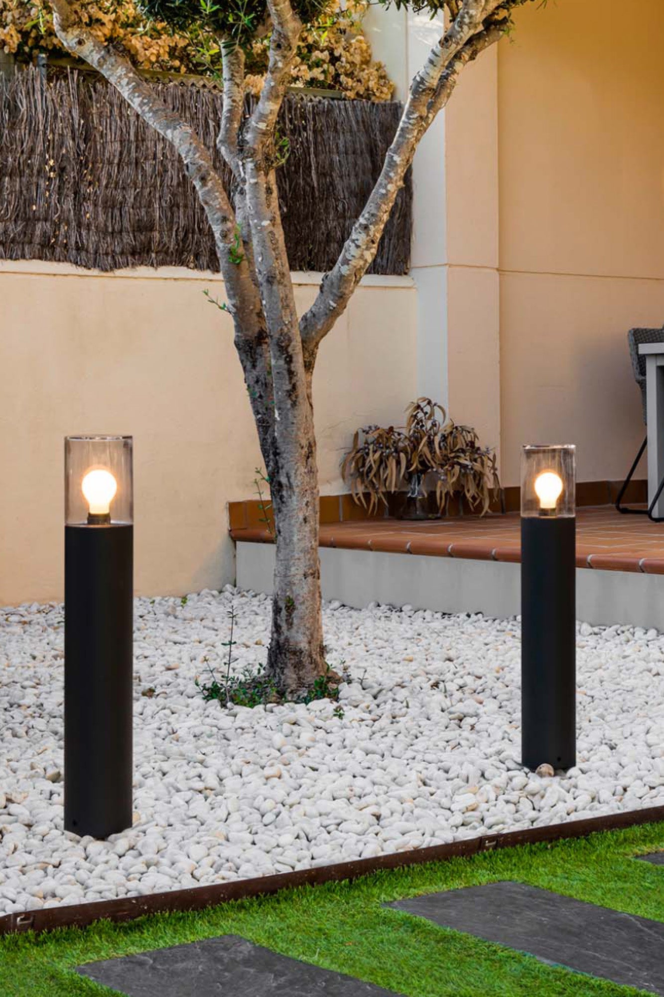 Baliza exterior KILA 700 en gris oscuro, faro luminaria de aluminio y cristal IP65, instalada en jardín o terraza decorativa, modelo 71749
