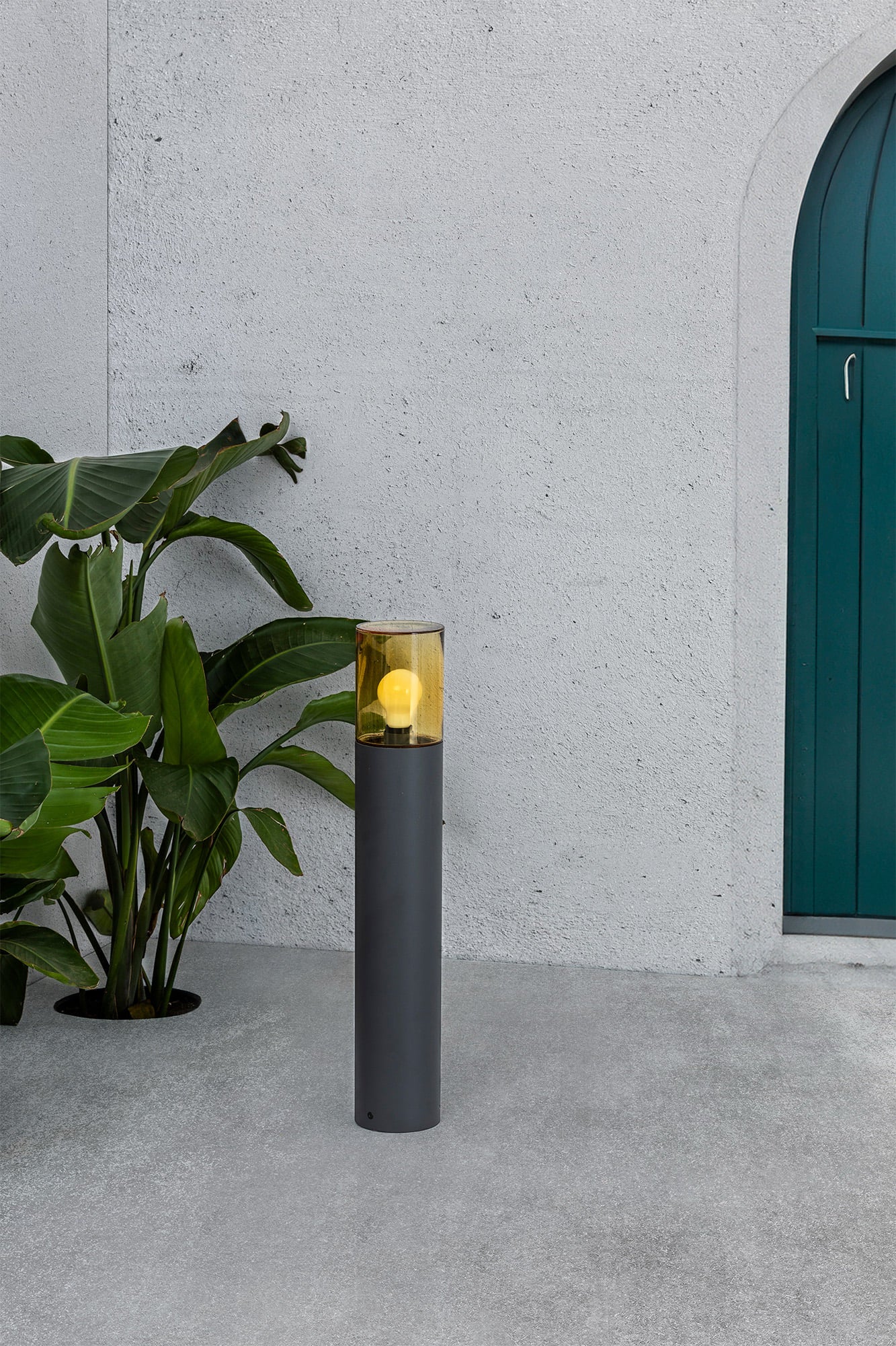 Baliza exterior KILA 700 Gris Ámbar FARO iluminando jardín nocturno, luminaria decorativa de aluminio y cristal IP65 para terrazas