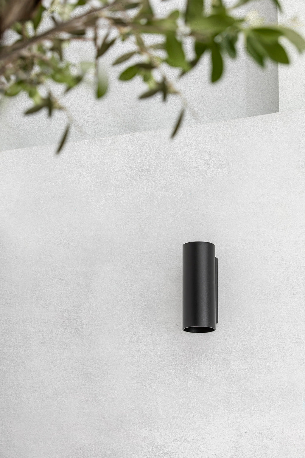 Aplique de pared KOV 2L negro 3000K FARO 71791-234 en ambiente exterior, luminaria LED IP65 para pared superficie