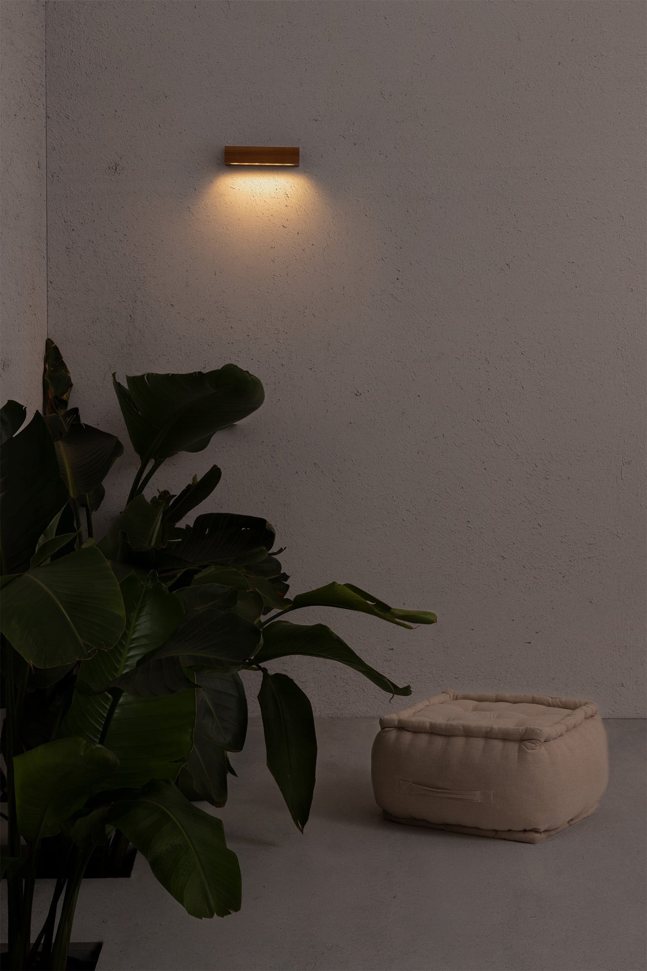 Aplique de pared LED LAKO en acabado madera FARO modelo 71898, iluminación exterior IP65 para jardín y terraza, diseño teka Colección 7192, luminaria superficie ambiente
