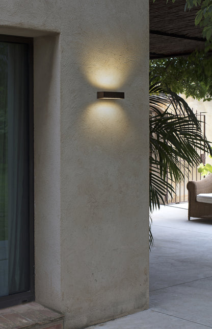 Aplique de pared LED DORO 220 marrón óxido FARO 71902 instalado en fachada exterior de jardín, iluminación cálida 3000K IP65 resistente al agua