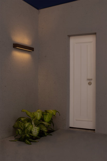 Aplique de pared LED DORO 500 en marrón óxido modelo FARO 71908, luminaria exterior IP65 para iluminación de jardín y terraza, instalada en ambiente residencial nocturno