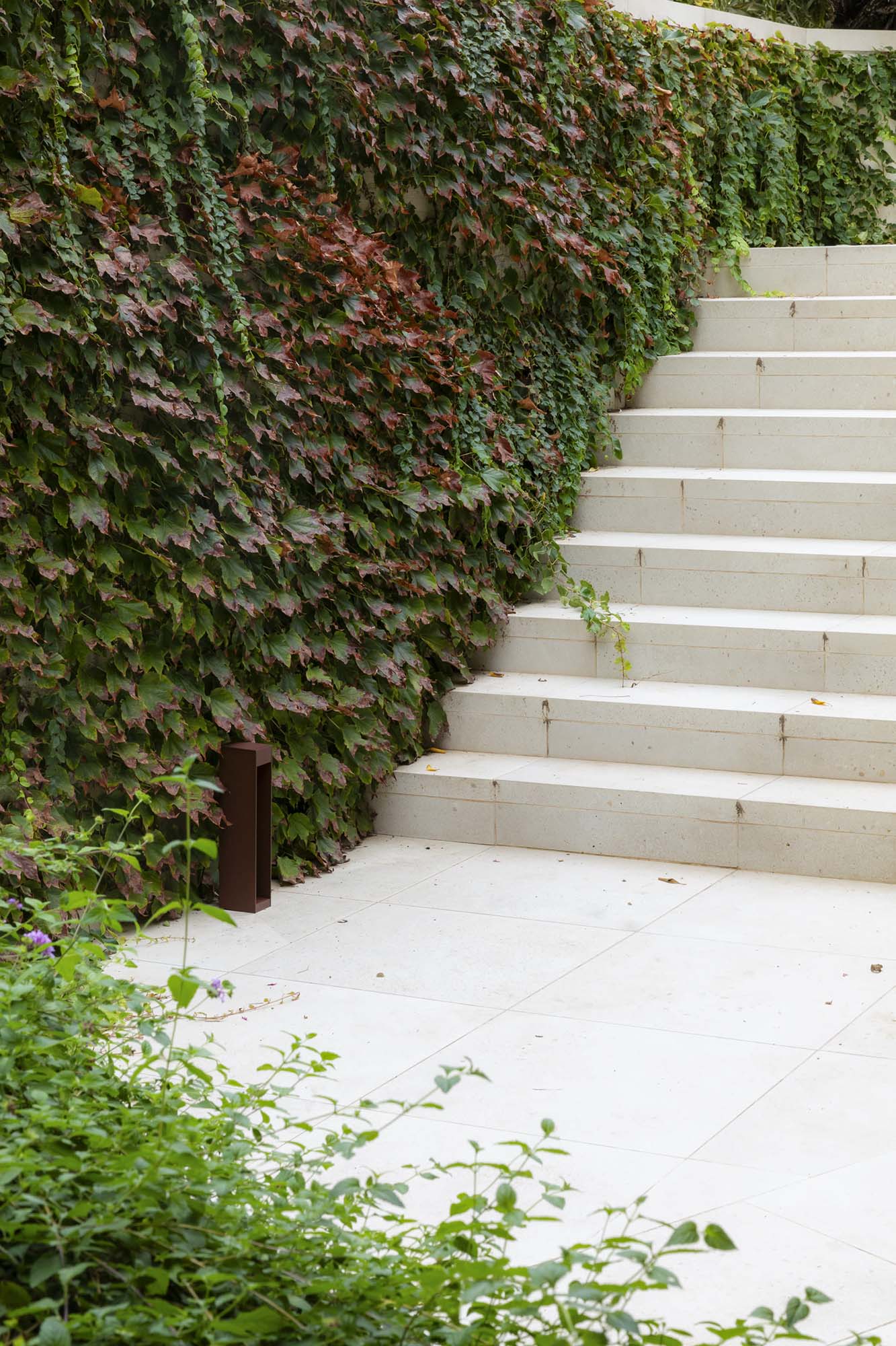 Baliza LED exterior CERLER 350 en marrón óxido instalada en jardín, faro IP65 para iluminación de caminos y superficies exteriores, modelo 71941 serie 669