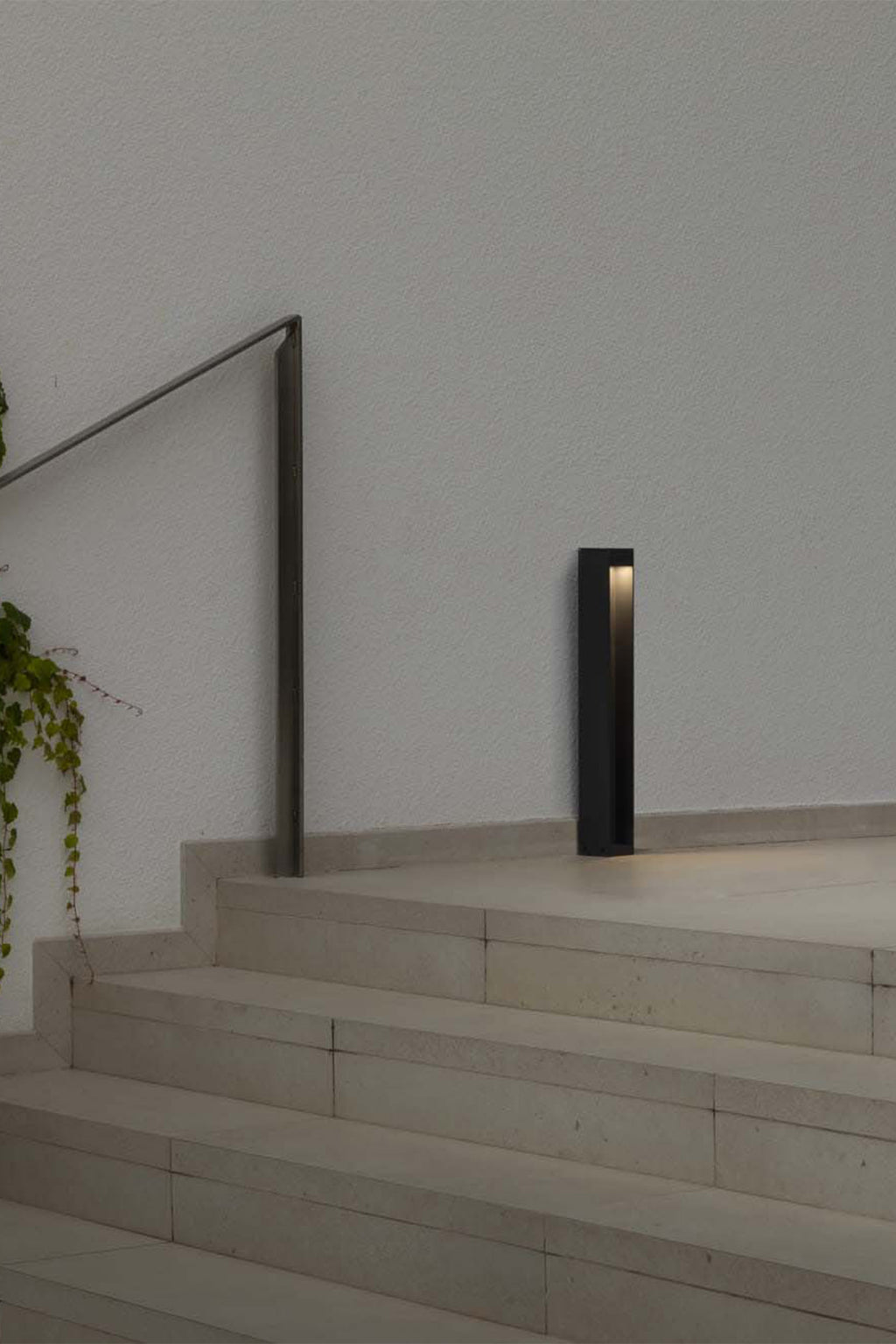 Baliza LED CERLER 600 gris oscuro, faro exterior de aluminio serie 669 para caminos de jardín, iluminación 360° IP65 en ambiente luminoso