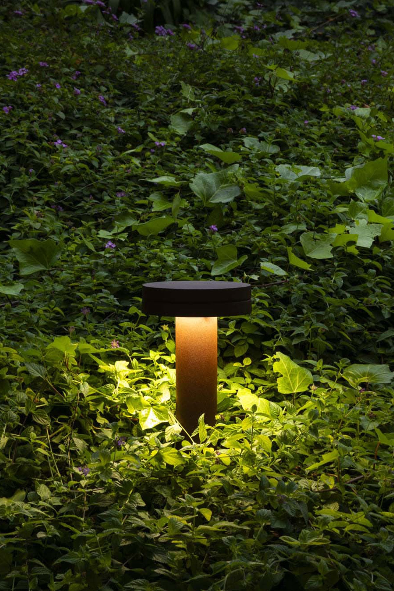 Baliza exterior ESPOT 350 Marrón Óxido en ambiente de jardín, faro LED IP65 con iluminación 360º superficie, modelo 71947