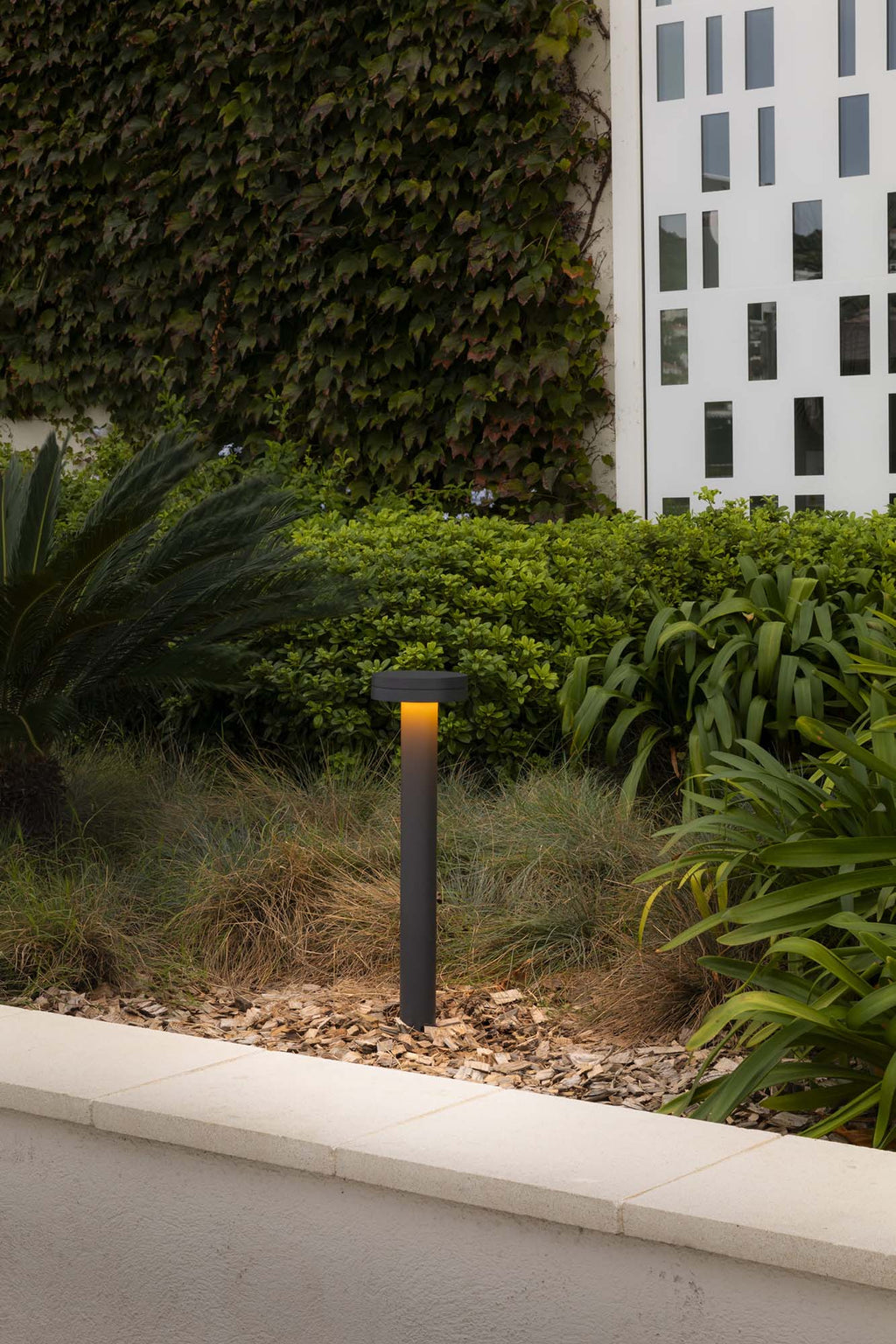 Baliza ESPOT 600 faro gris oscuro en jardín exterior, luminaria LED de aluminio IP65 con iluminación 360 grados para exteriores, modelo 71948