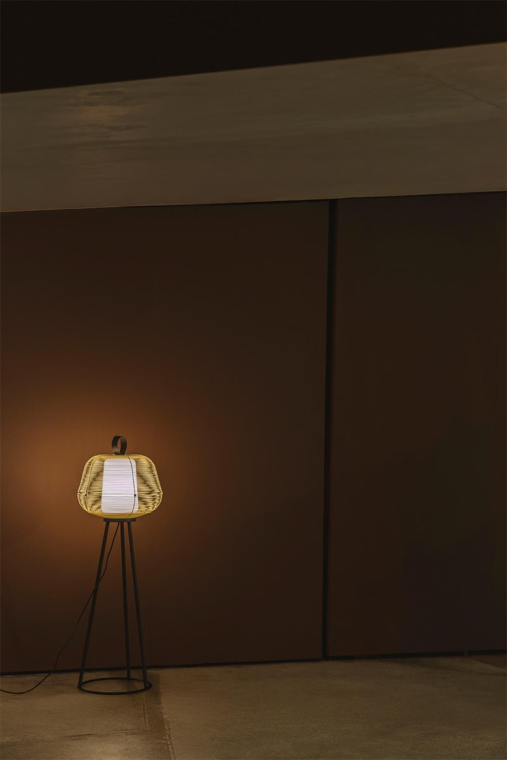 Lámpara de pie NARA en beige, modelo FARO 72103-155, instalada en jardín exterior con iluminación outdoor en acero para terraza y luminaria de superficie.