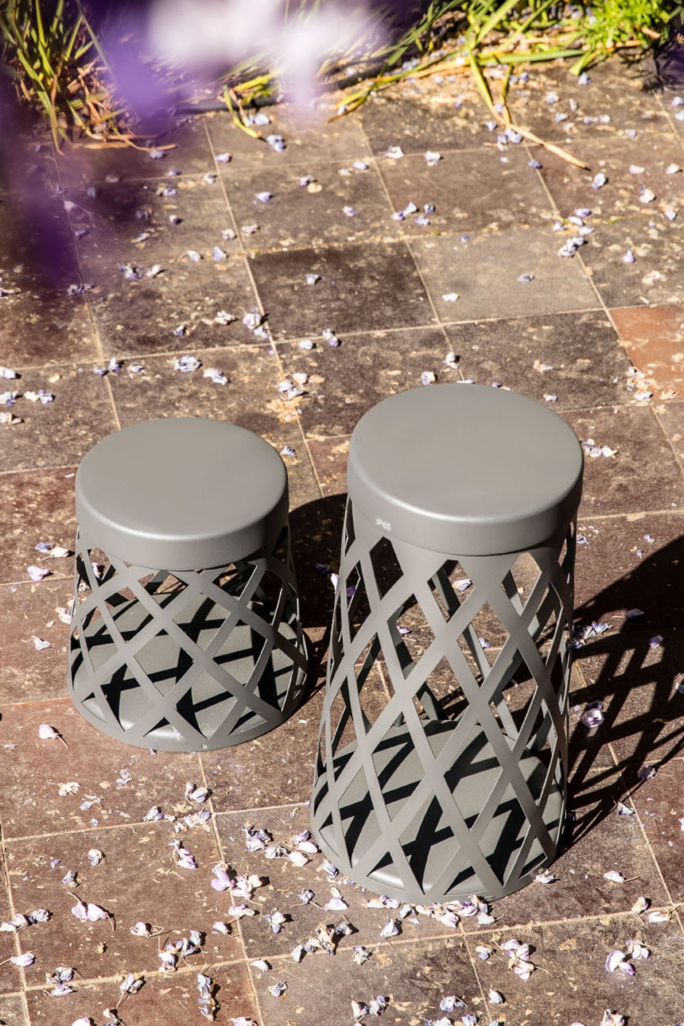 Baliza exterior SHADOW 450 en gris oscuro FARO 72312 iluminando jardín, luminaria superficie de aluminio y cristal LED con luz cálida para iluminación exterior