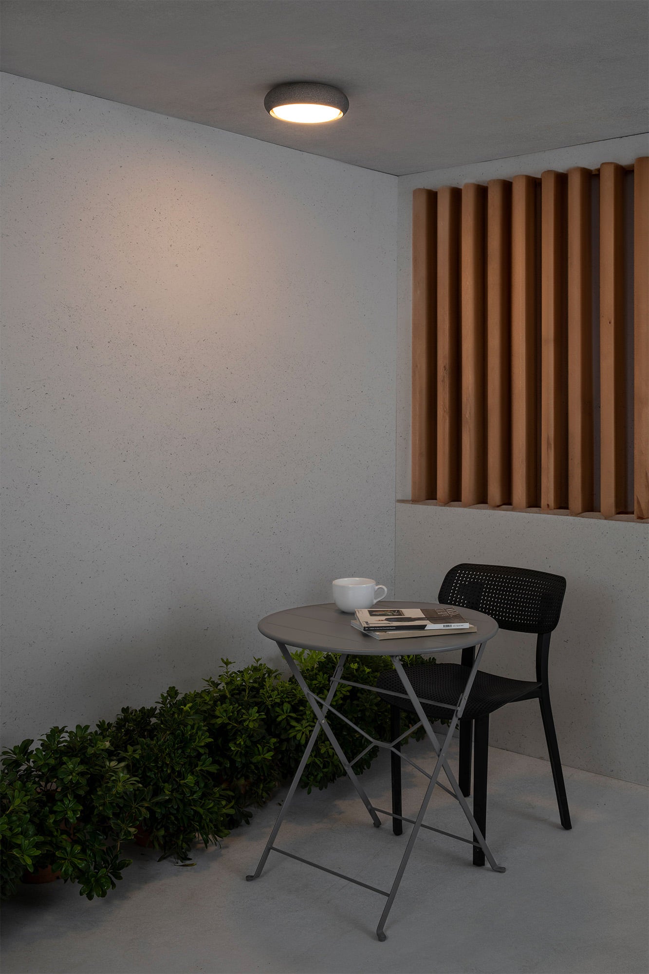 Plafon ANGA 240 Gris Oscuro FARO 72353 instalado en ambiente exterior, luminaria de superficie en cemento y PMMA con IP44 para iluminación exterior moderna