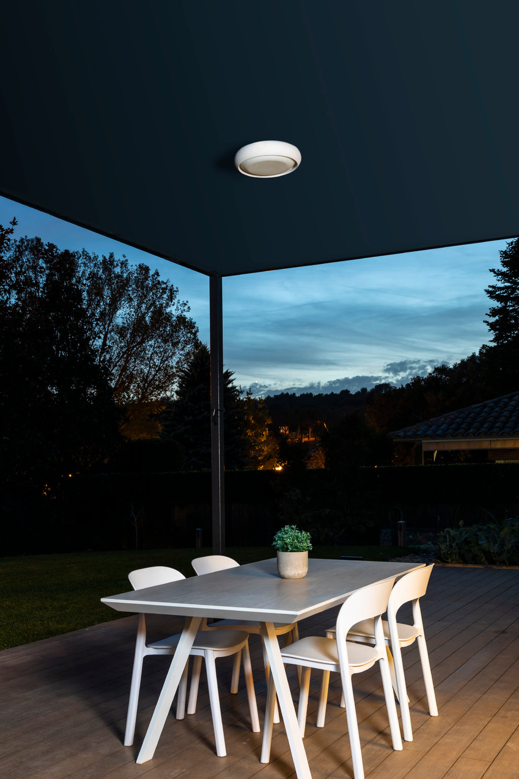 Plafon exterior ANGA 295 Blanco FARO modelo 72354 en ambiente de jardín o terraza, luminaria LED SMD de superficie en PMMA y cemento