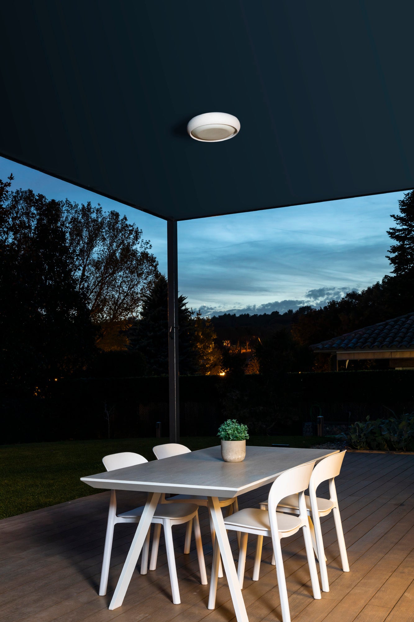 Plafon exterior ANGA 295 Blanco FARO modelo 72354 en ambiente de jardín o terraza, luminaria LED SMD de superficie en PMMA y cemento