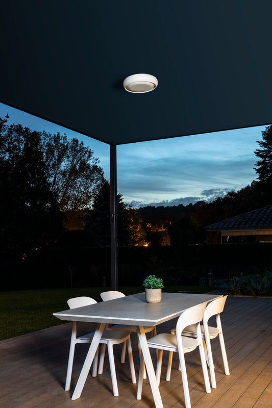 Plafon exterior ANGA 295 Blanco FARO modelo 72354 en ambiente de jardín o terraza, luminaria LED SMD de superficie en PMMA y cemento