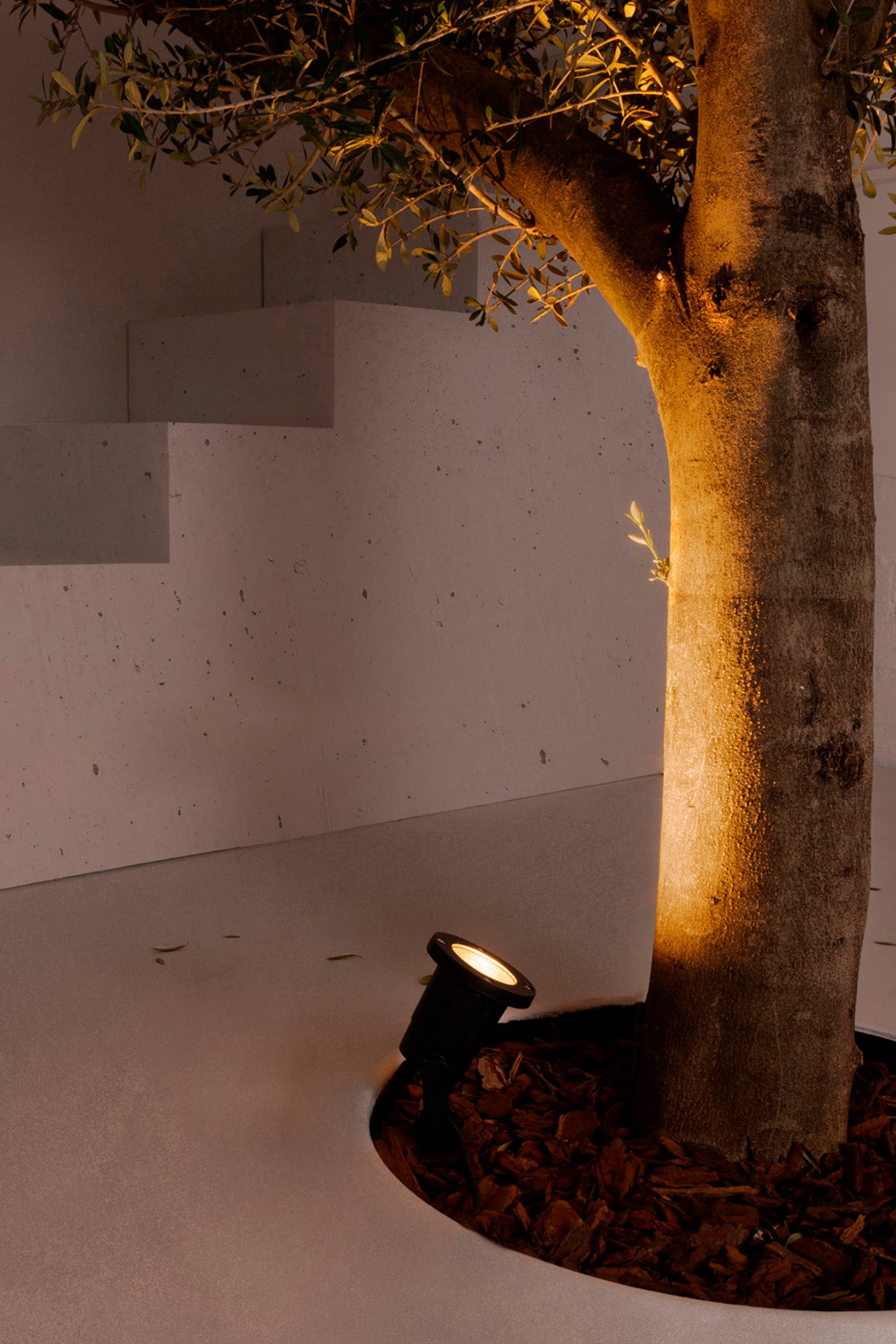 Luminaria estaca negra FARO 73150 en ambiente jardín exterior, iluminación suelo con GU10 LED, IP44, aluminio y cristal, colección 224