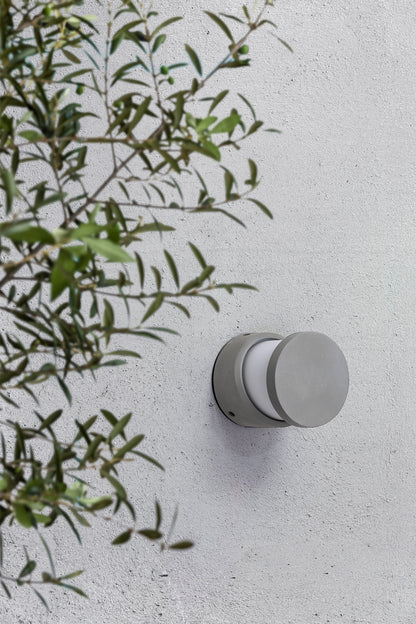 Imagen ambiente de aplique exterior BLOCK 135 Gris FARO 74139, luminaria de pared en cemento IP65 para jardín y terraza, iluminación decorativa moderna