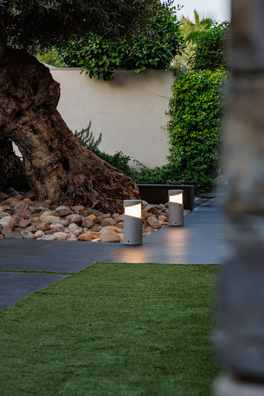 Baliza exterior BLOCK 350 Gris FARO modelo 74141 en jardín minimalista, iluminación cemento para terrazas y sobremuro, colección 7413