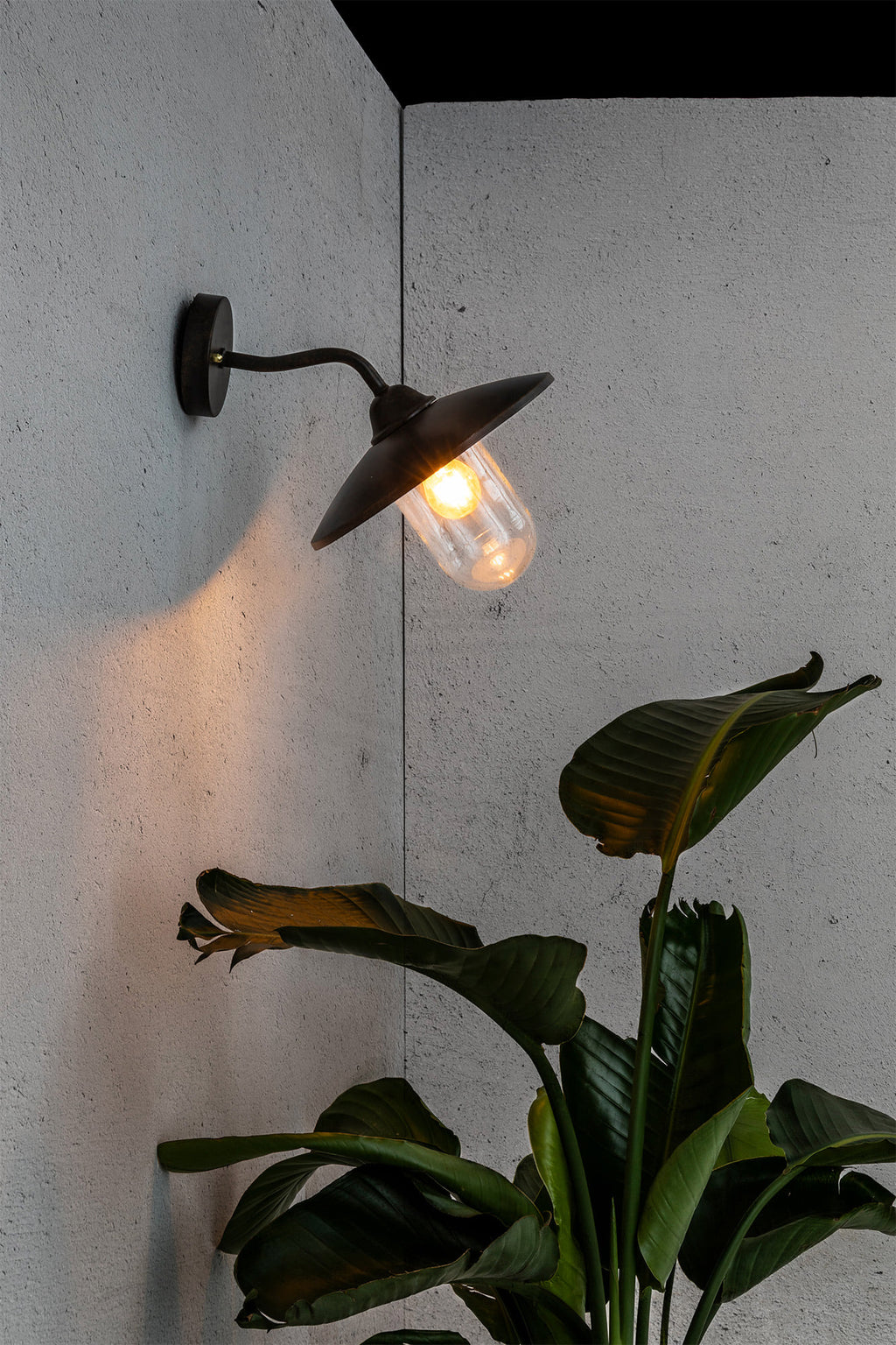 Lámpara de pared Wally marrón óxido Faro 74261 en entorno exterior, aplique superficie con diseño faro en acero y cristal, iluminación exterior colección 128