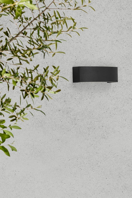 Lámpara de pared ANCORA gris oscuro FARO 74401 en ambiente exterior, aplique de pared en aluminio y policarbonato, iluminación superficie colección 1030