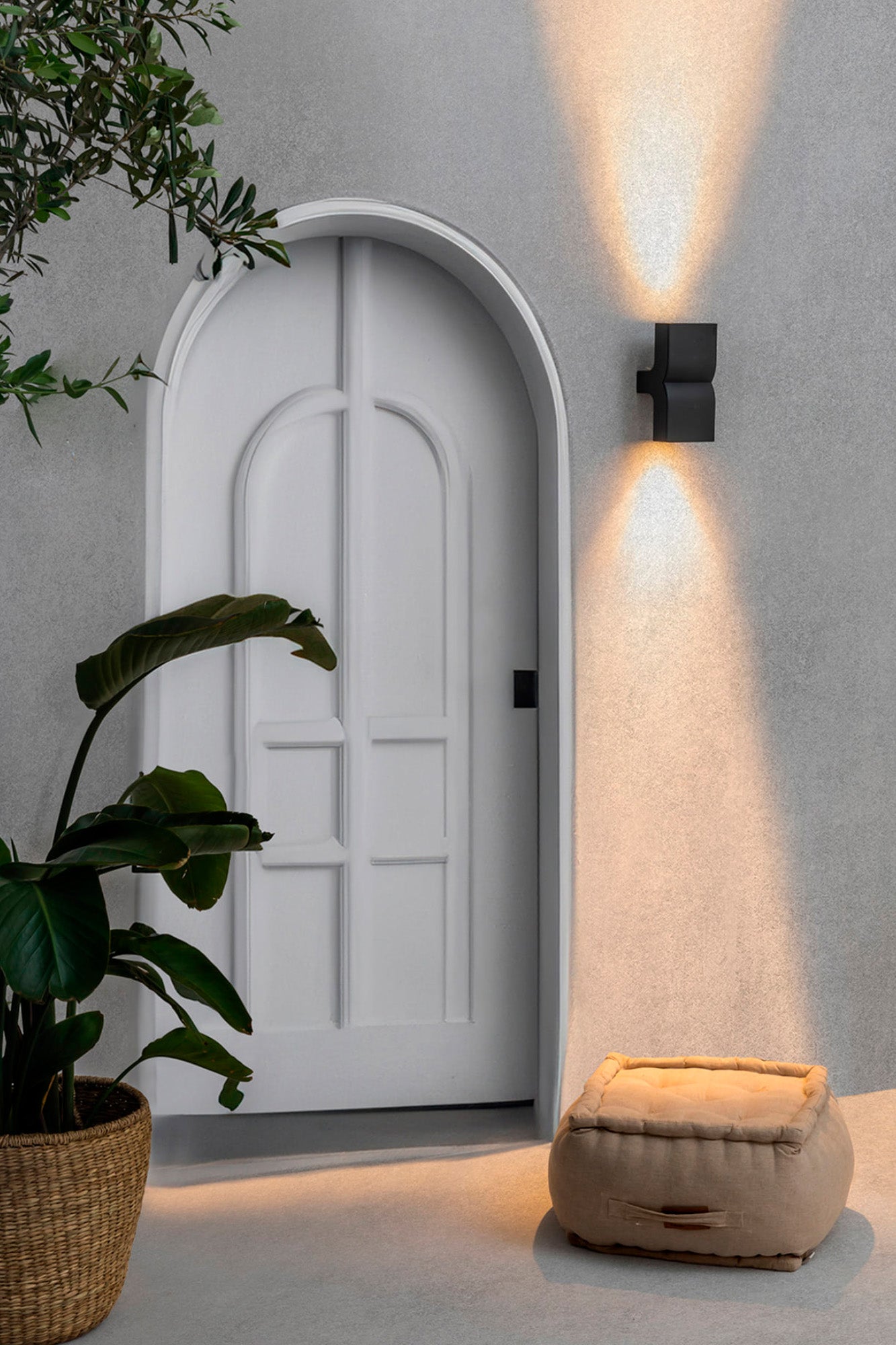 Aplique de pared exterior KLAMP 2L en gris oscuro de FARO (74408), diseño contemporáneo en aluminio y cristal IP44 para iluminación exterior