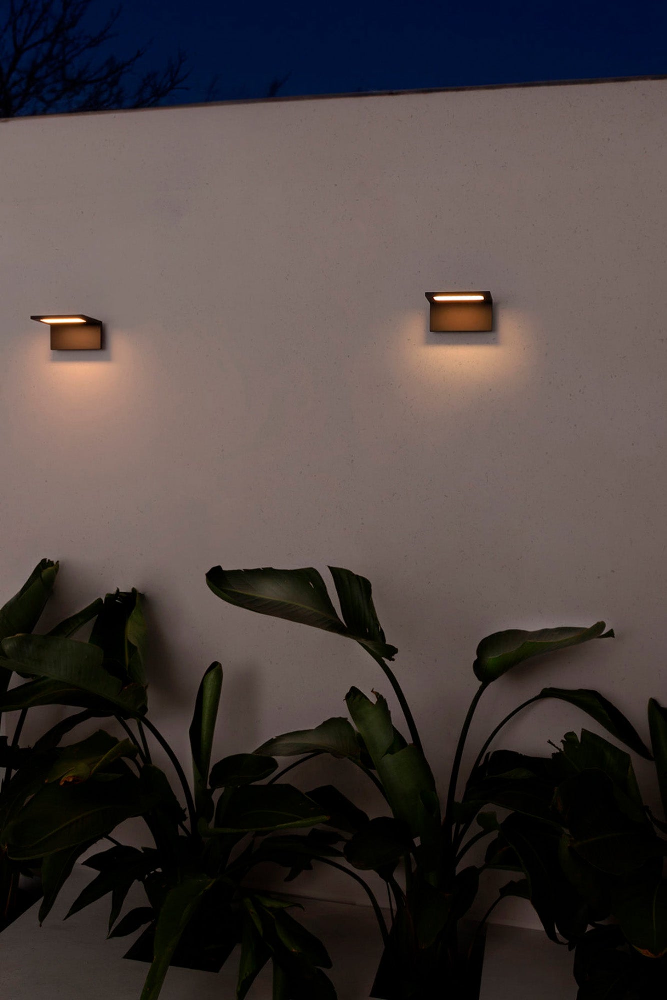 Luminaria LED exterior ELE gris oscuro modelo FARO 74419 en aluminio IP54, instalada en pared para iluminación decorativa en ambiente al aire libre