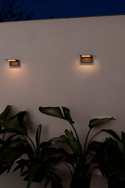 Luminaria LED exterior ELE gris oscuro modelo FARO 74419 en aluminio IP54, instalada en pared para iluminación decorativa en ambiente al aire libre