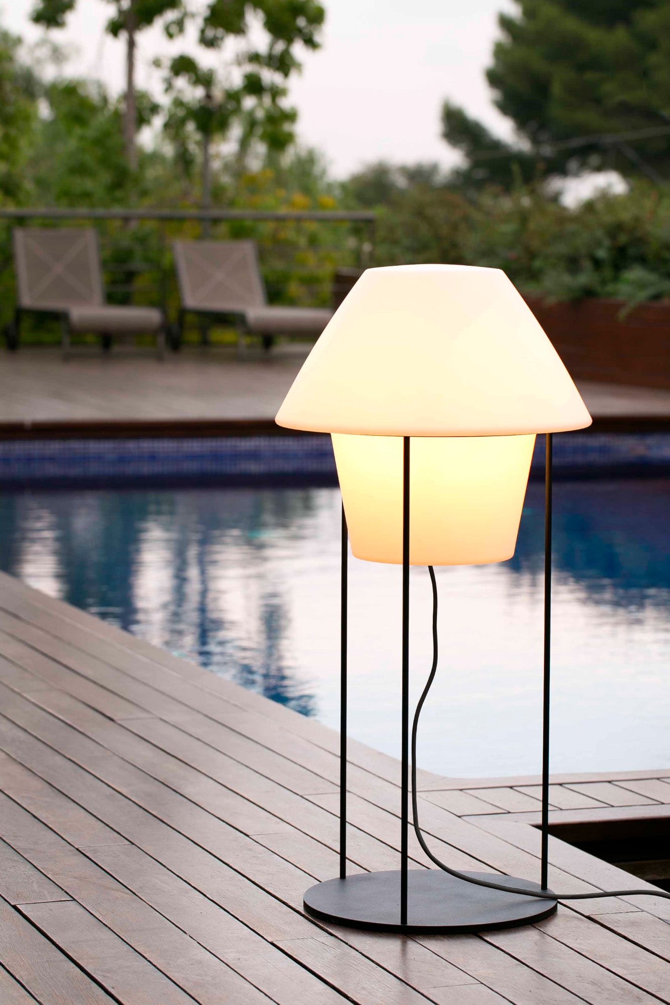 Estructura lámpara exterior VERSUS S FARO 74422 en acero negro, diseño Pepe Llaudet para jardín y terraza, iluminación sobremesa ambiente nocturno.