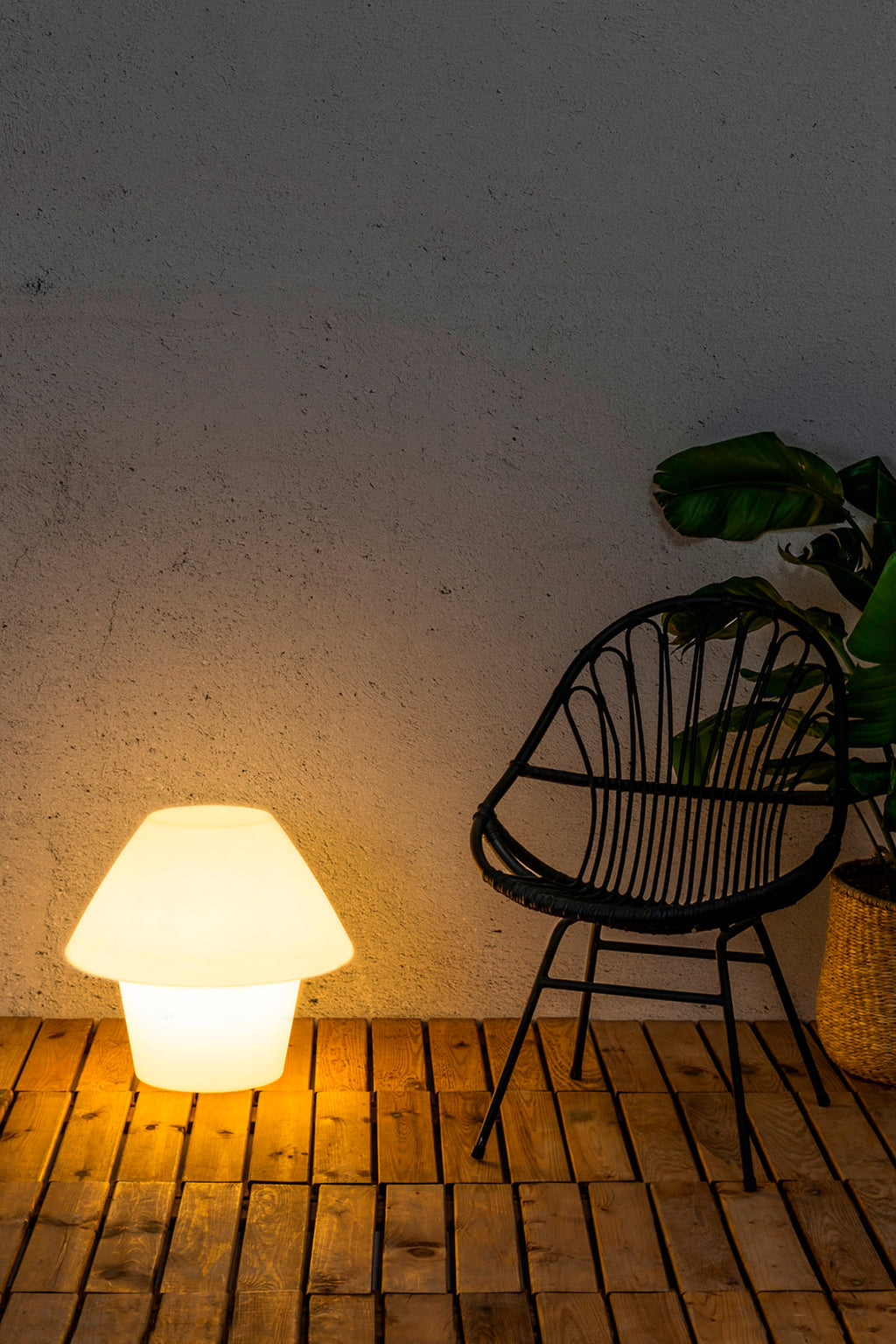 Luminaria de mesa exterior Versus Blanca de Faro en ambiente de terraza, diseño contemporáneo en polietileno blanco mate, iluminación IP65, colección 1711, ref. 74423