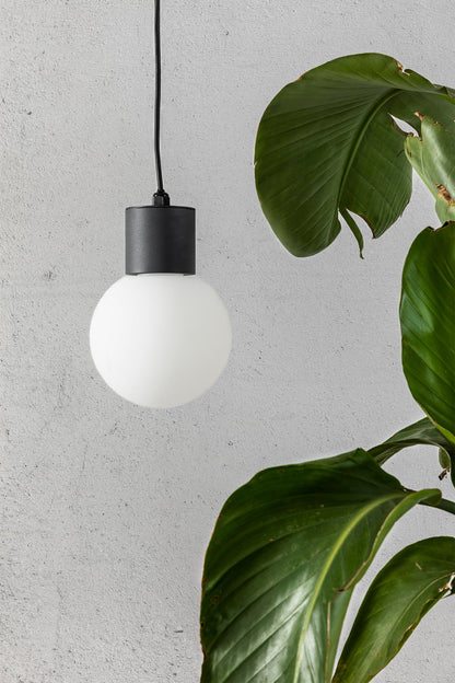 Luminaria colgante MOON en gris oscuro de FARO modelo 74427C-01, instalada en jardín exterior con suspensión de techo, iluminación LED IP44 contemporánea en aluminio y PMMA para terraza