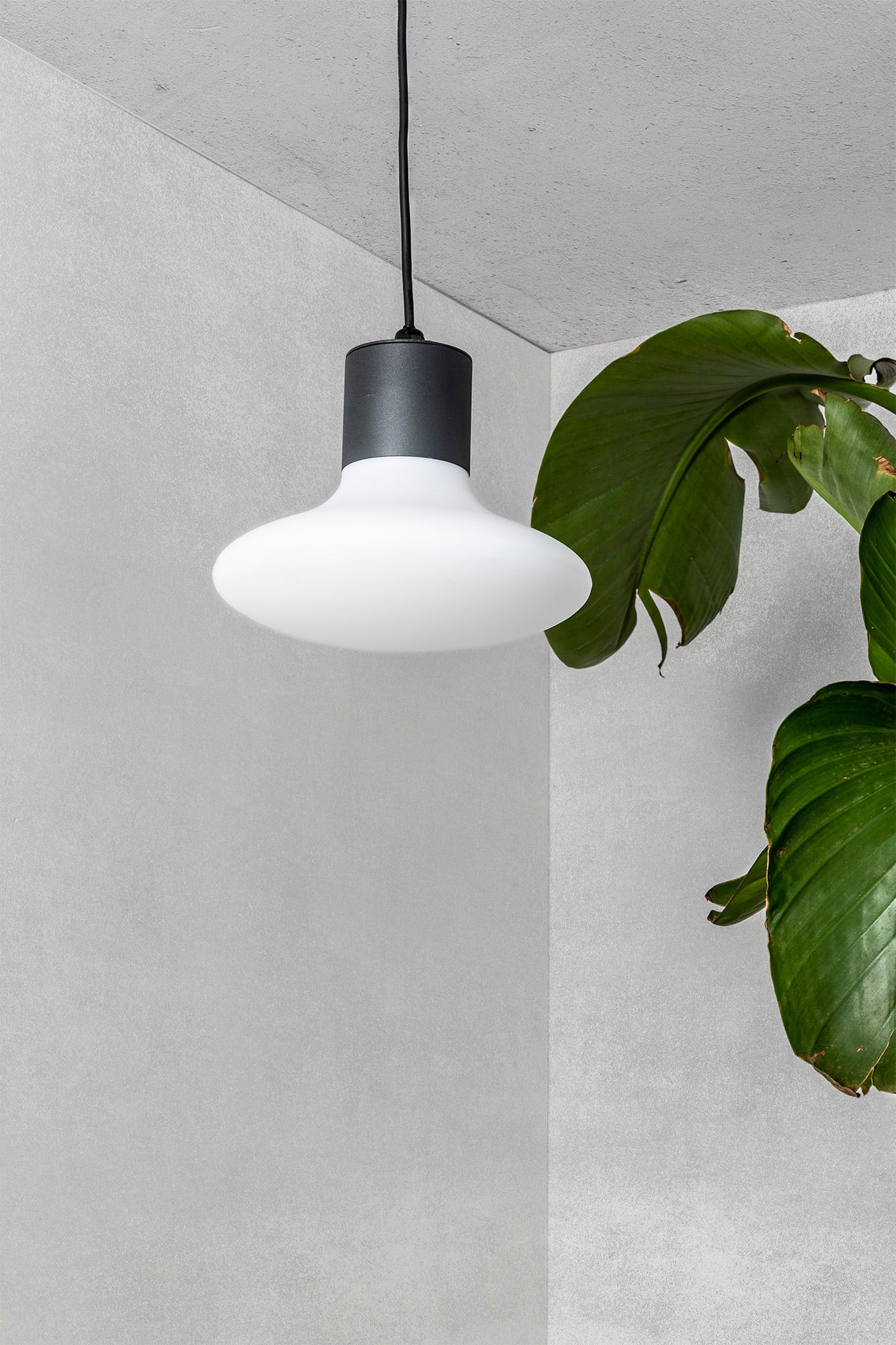 Luminaria colgante exterior BLUB'S gris oscuro FARO 74427C-03 en ambiente de jardín y terraza, iluminación opal en aluminio y PMMA para exteriores nocturnos