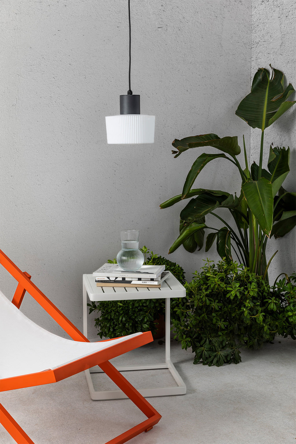 Luminaria colgante MUFFIN en gris oscuro de FARO modelo 74427C-04, instalada en techo exterior de aluminio y PMMA con IP44, iluminación ambiental suave para jardín o terraza