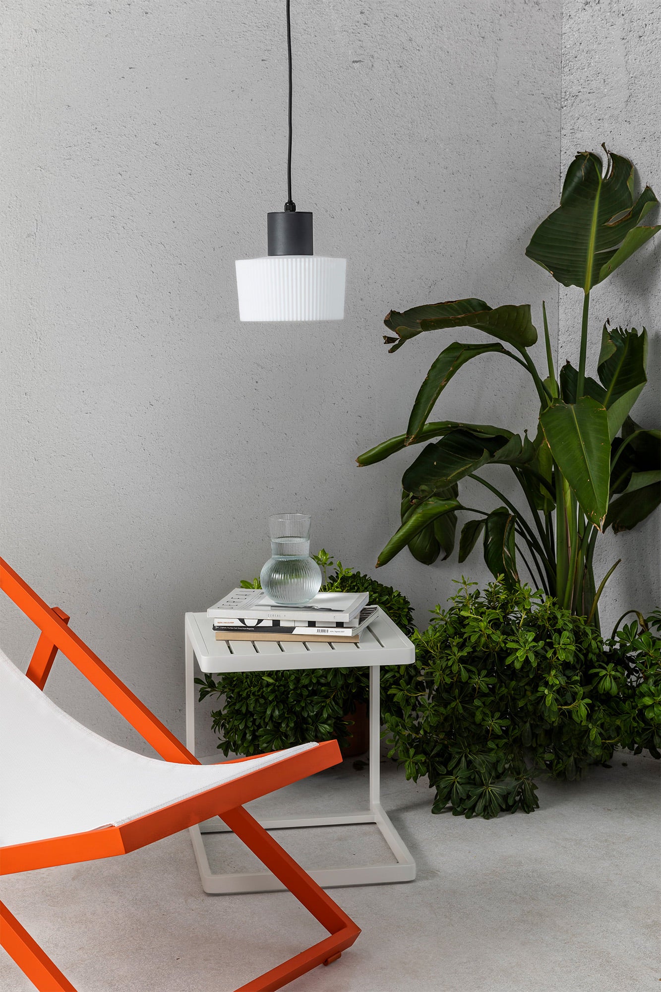 Luminaria colgante MUFFIN en gris oscuro de FARO modelo 74427C-04, instalada en techo exterior de aluminio y PMMA con IP44, iluminación ambiental suave para jardín o terraza