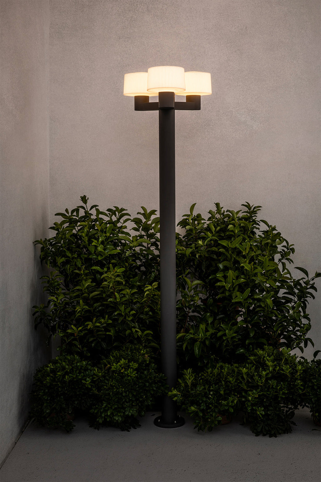 Farola exterior MUFFIN 3L gris oscuro FARO 74436F3-04 en jardín, luminaria superficie de aluminio y PMMA para iluminación exterior ambienal