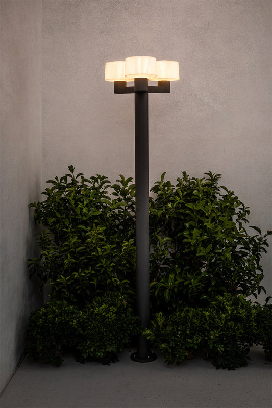Farola exterior MUFFIN 3L gris oscuro FARO 74436F3-04 en jardín, luminaria superficie de aluminio y PMMA para iluminación exterior ambienal