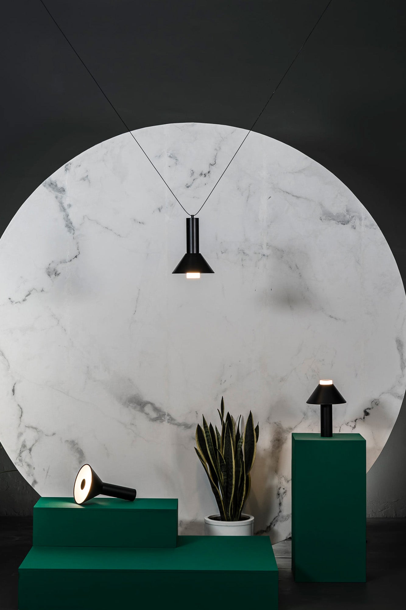 Lámpara portátil FUJI negra de FARO modelo 74465 en ambiente de jardín exterior, recargable en aluminio IP44 para terraza