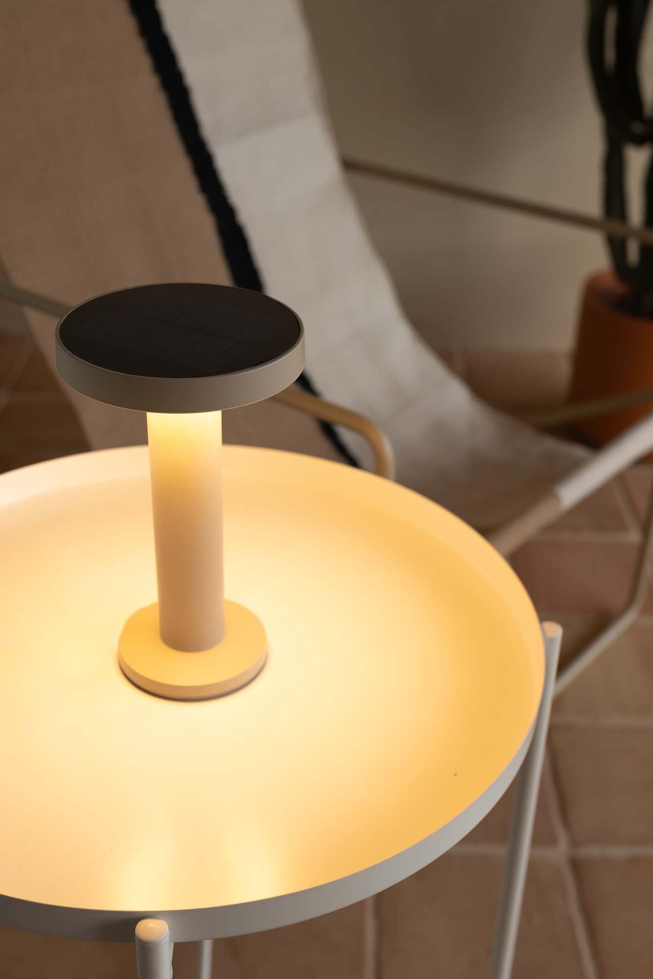 Baliza portátil solar CAIRO Arena en jardín exterior, luminaria LED IP44 faro serie 661 color arena para terraza y jardín, modelo FARO 74501