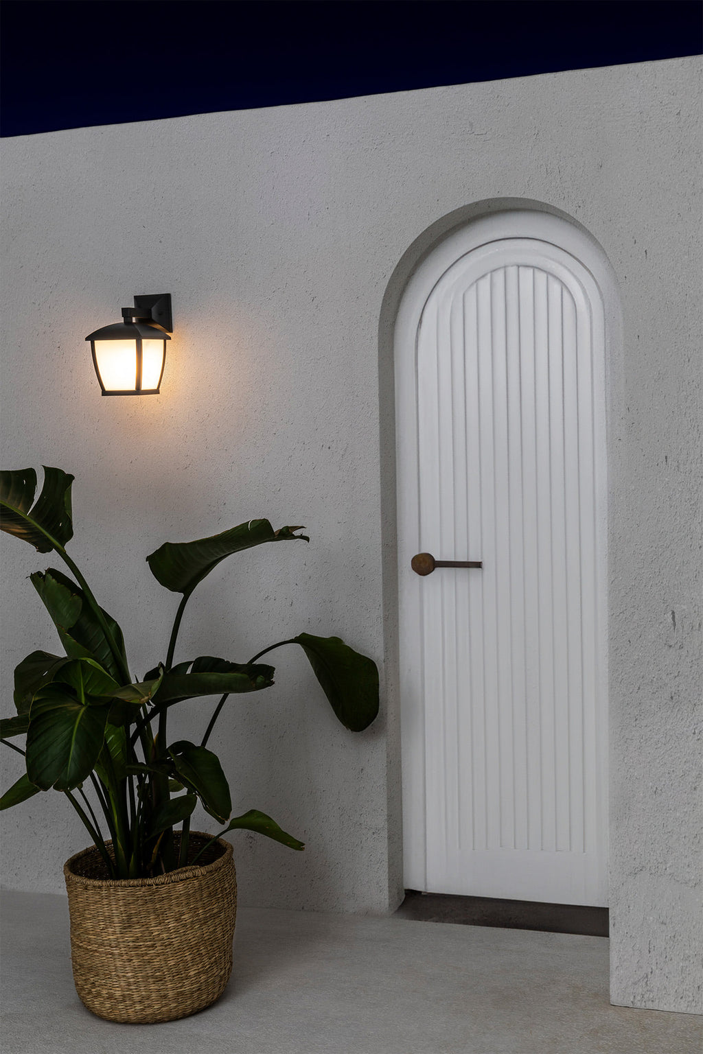 Lámpara de pared exterior WILMA 280 en gris oscuro, modelo FARO 74998, aplique de aluminio y policarbonato para iluminación exterior en ambiente de jardín nocturno