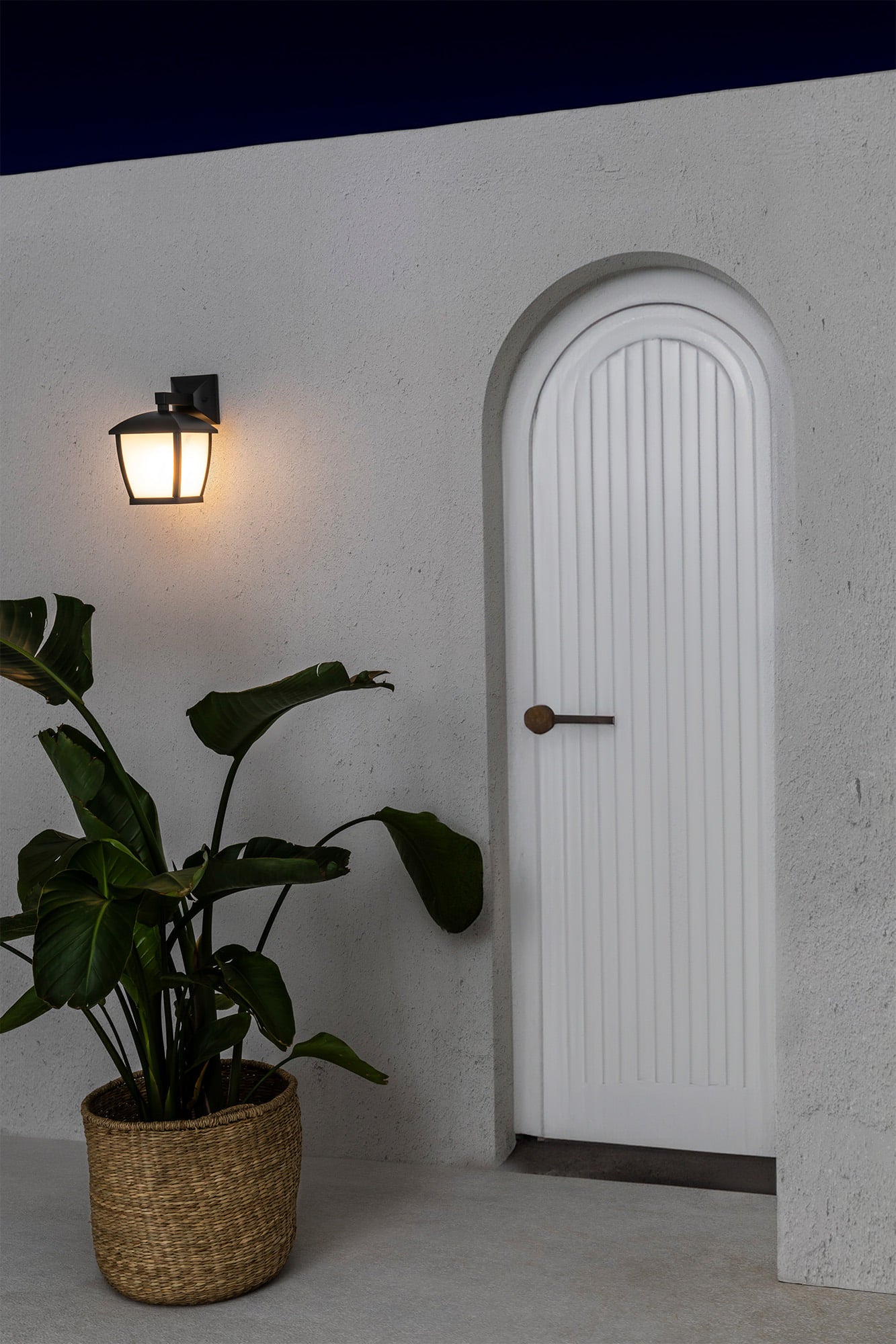 Lámpara de pared exterior WILMA 280 en gris oscuro, modelo FARO 74998, aplique de aluminio y policarbonato para iluminación exterior en ambiente de jardín nocturno